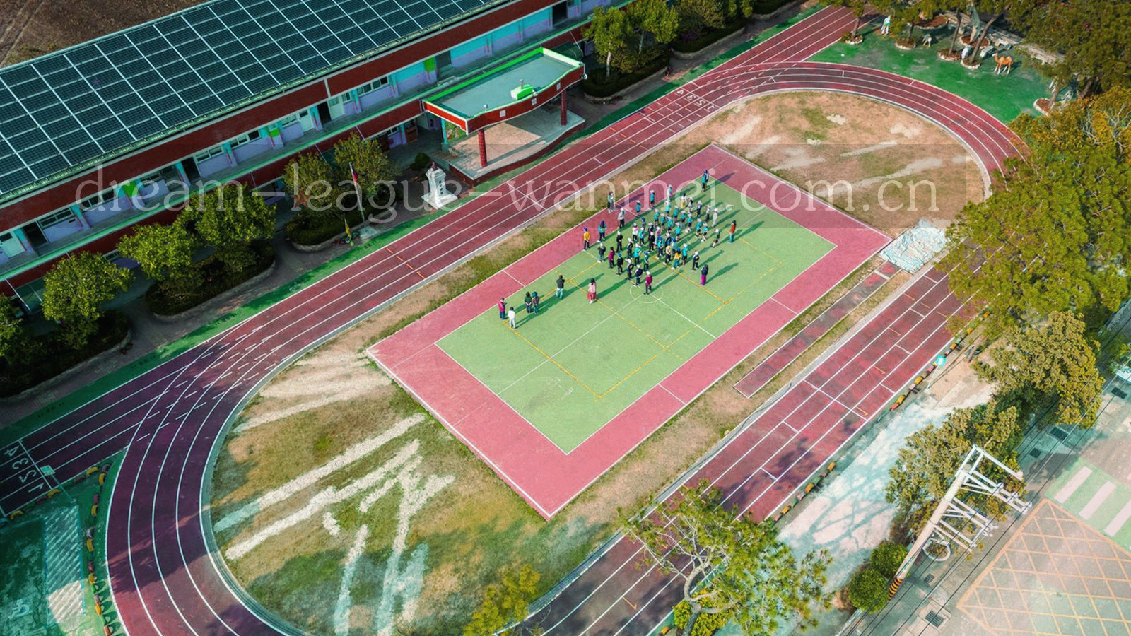 从高处俯拍的赛场战术站位，场地标线与队员位置构成几何图形